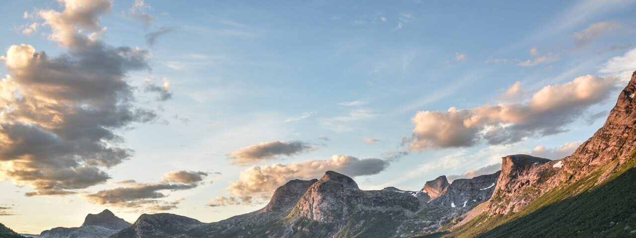 mountain-and-lake-at-sunset-135157.jpg
